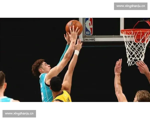 力劈华山！史密斯隔人补扣领衔总决赛十佳球